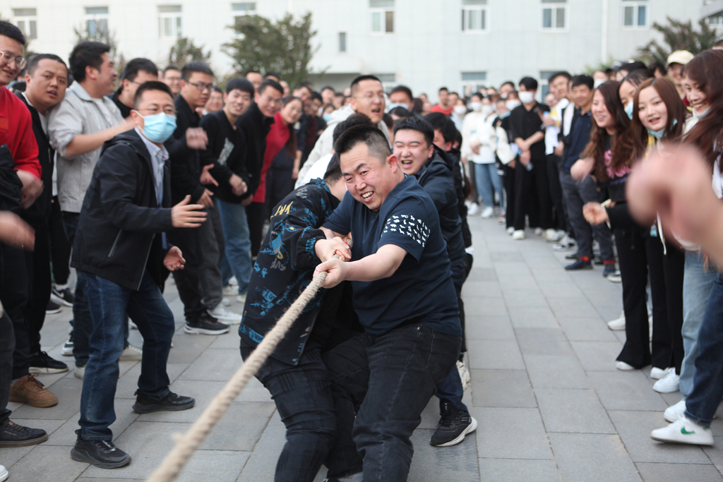 今年会微电举办迎“五一”员工拔河比赛